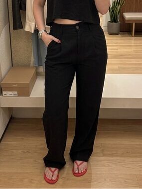 Off-Duty Model Pants in Black